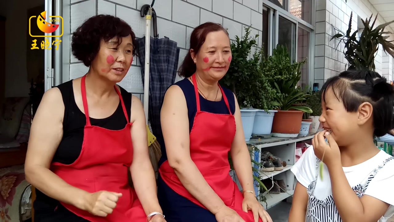 甘肃庆阳农村孩子出生 亲朋好友来道贺 主人用羊肉泡馍招待客人