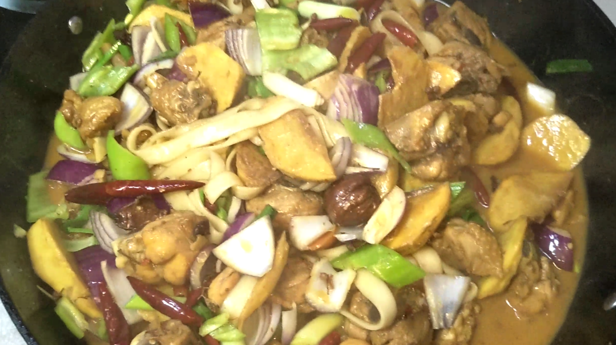 土豆与胡萝卜最好吃的做法,再来一碗拉条子,一瓣蒜,幸福!