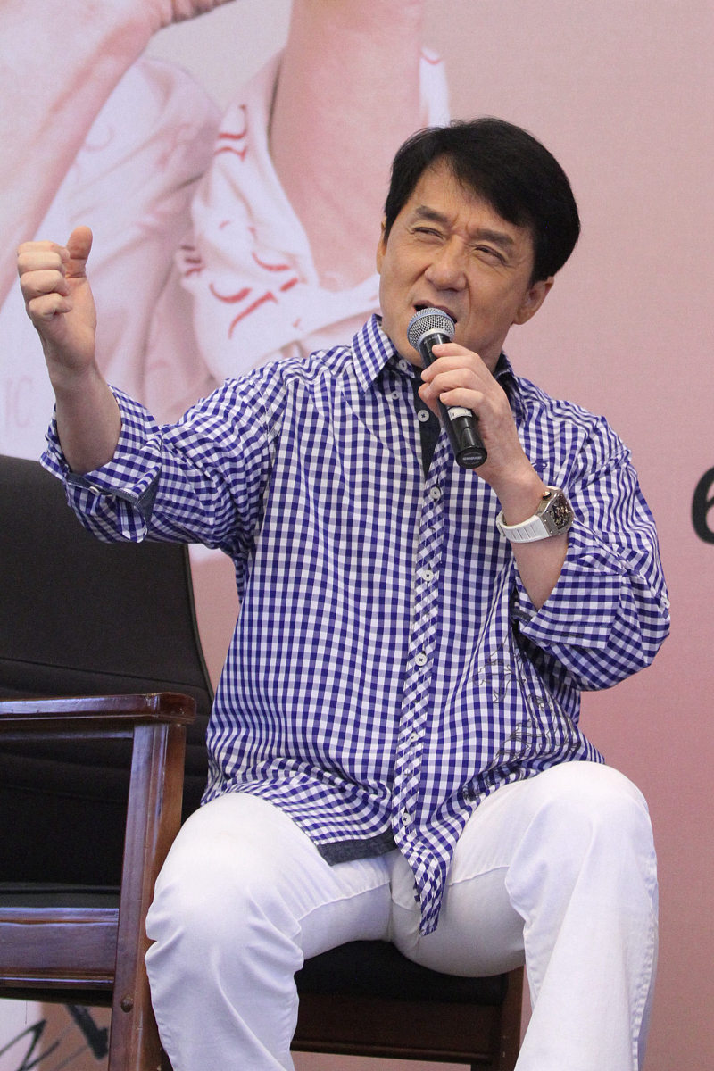 2015年4月7日,北京,国际影星成龙自传新书《成龙:还没长大就老了》在