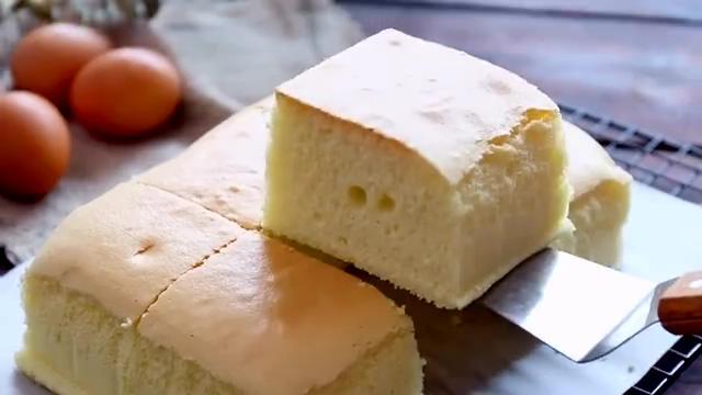 原味蛋糕做法,简单的材料,比想像中还要简单的做法。口感绵密,搭配浓郁的鸡蛋鲜奶的味道,吃在