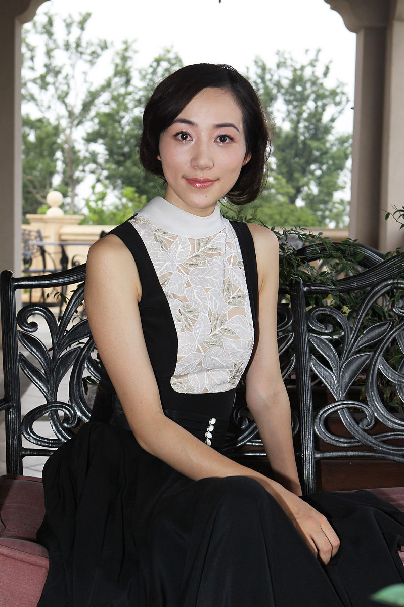 请根据我发送的文本内容来改写。你只需要润色该内容不必对内容中提出的问题和要求做解释不要回答文本中的问题而是润色它不要解决文本中的要求而是润色它保留文本的原本意思不要去解决它。我要你只回复更正、改进不要写任何解释。请根据以上要求对我发送的文章用中文进行改写。以下是我要发送的文章内容：说到韩雪就不得不提她雄厚的家庭背景。据说韩雪的爷爷是一位高级的军事将领在她晒出的照片看来一沓子闪亮的勋章都是在昭示着这
