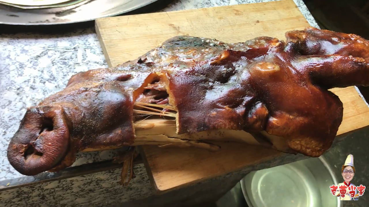 农村婆婆请亲家吃饭,嘴上说随便吃点,一桌12个菜到饭店吃不便宜