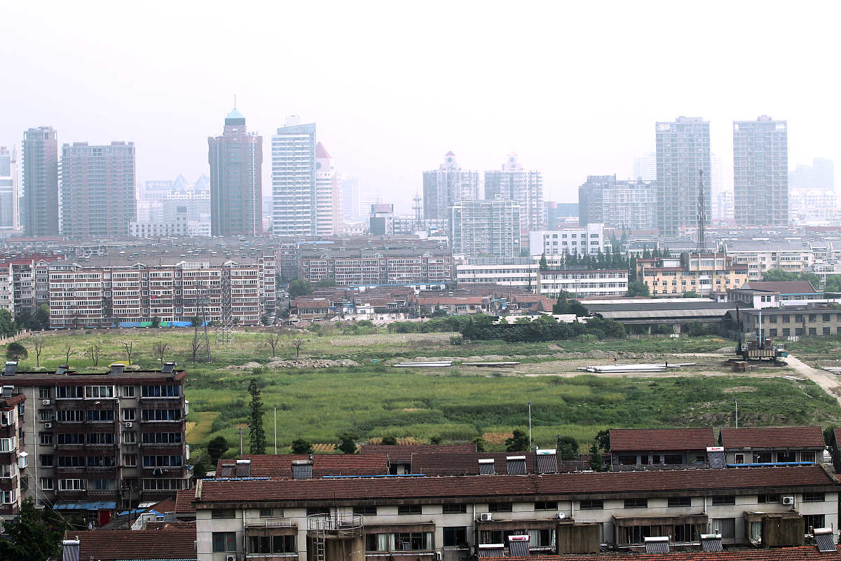 如何将下面的话进行同意替换：项目管理制度：项目经理部将以一流的质量、一流的速度、一流的技术、一流的管理和一流的服务兑现对业主的承诺