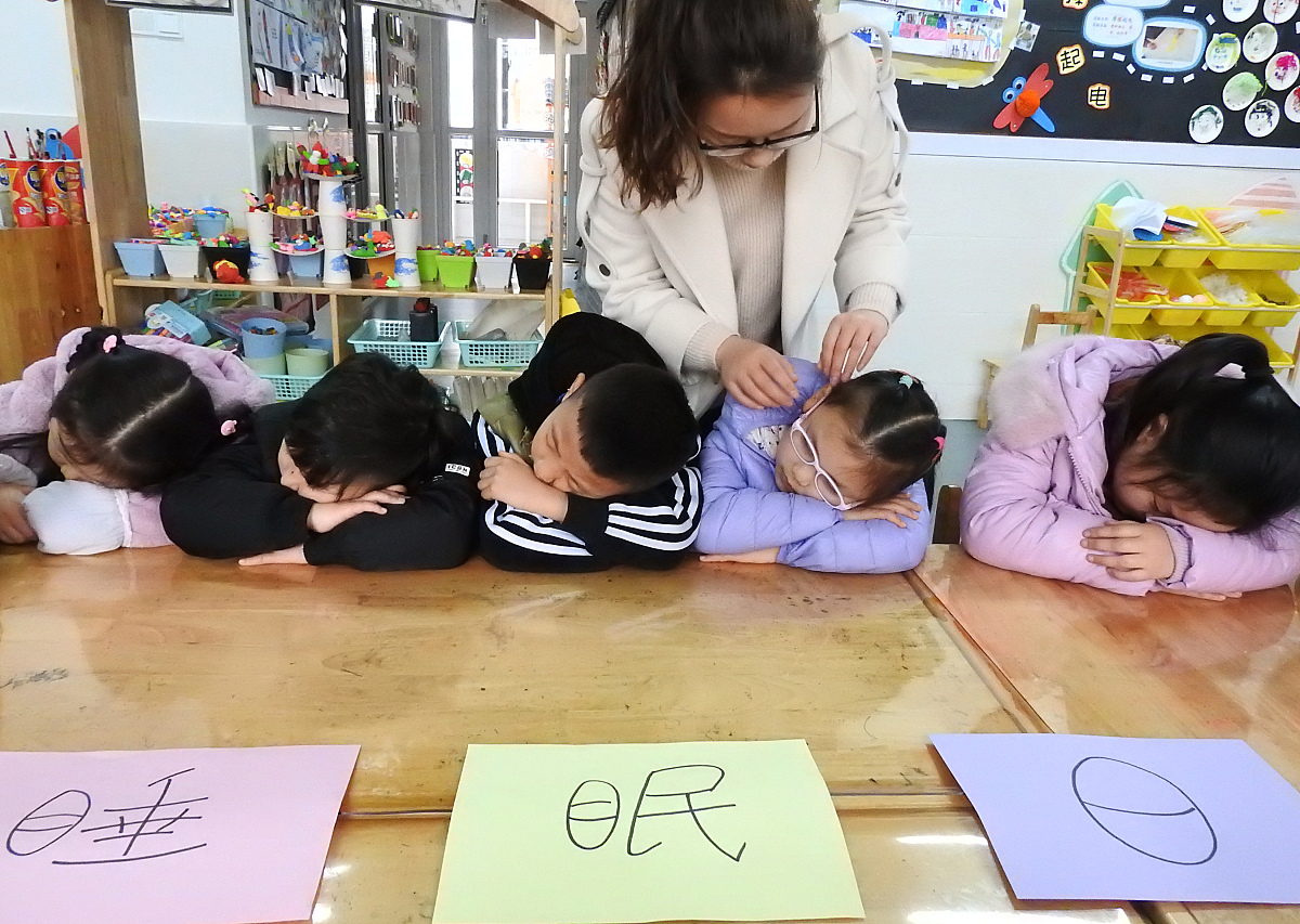 设计大班六名幼儿5分钟内出现害怕、分享、哭、笑、观望和闲谈六种行为出现与否以及出现的次数的时间取样观察记录表。主要内容包括：观察目的、观察时间、观察地点、观察对象、观察维度、观察次数以及记录表格设计。