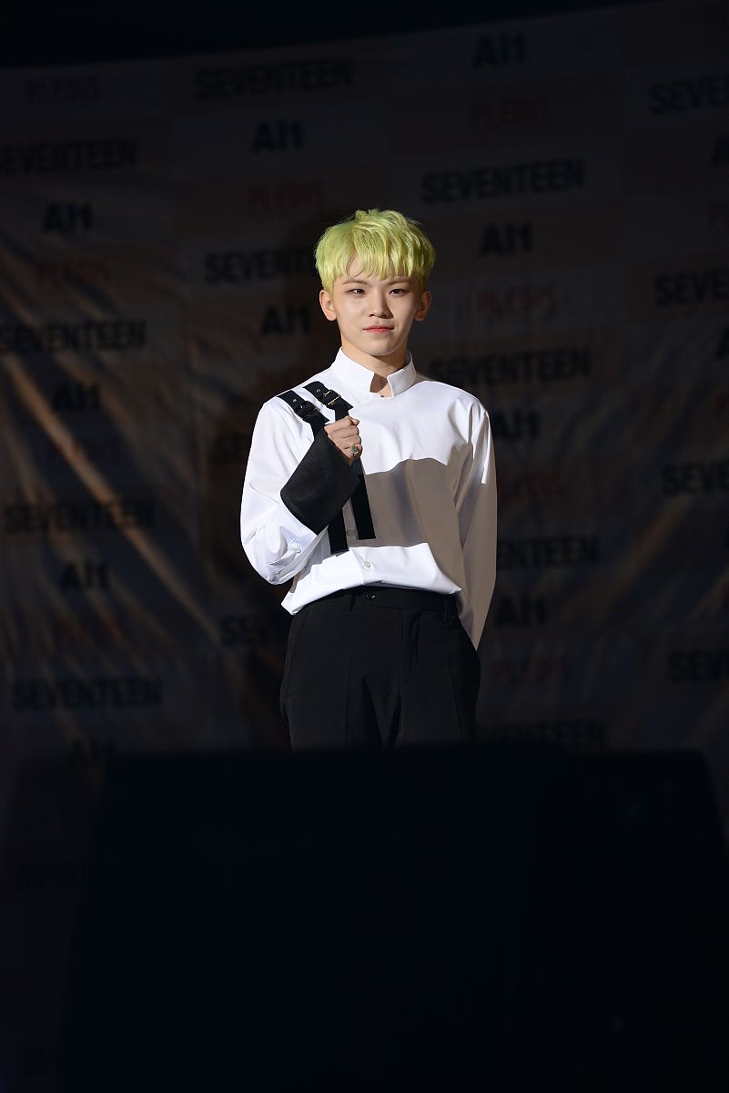 男团seventeen在举行了新专辑《al1》showcase.在当天showcase最后,se