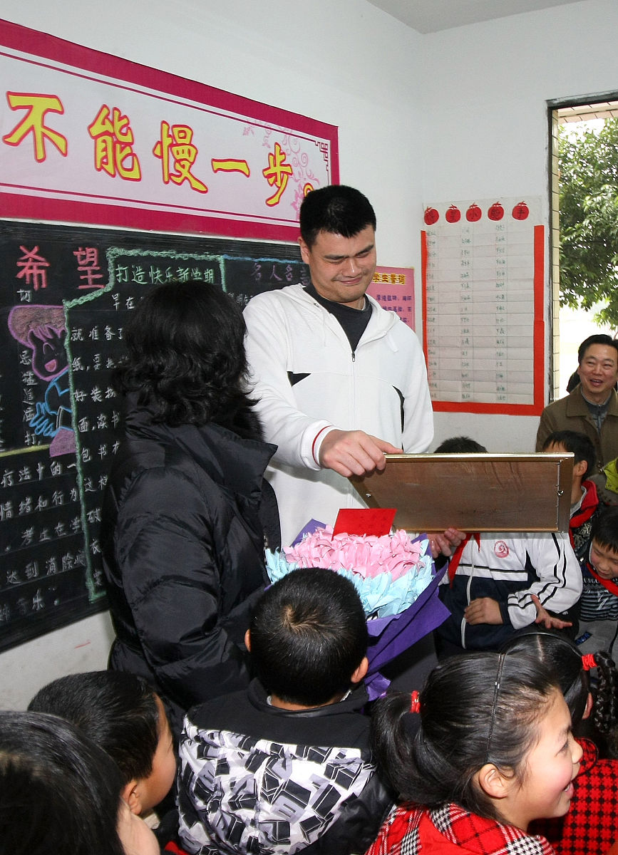 猜猜我是谁？中国篮球巨星，NBA传奇！