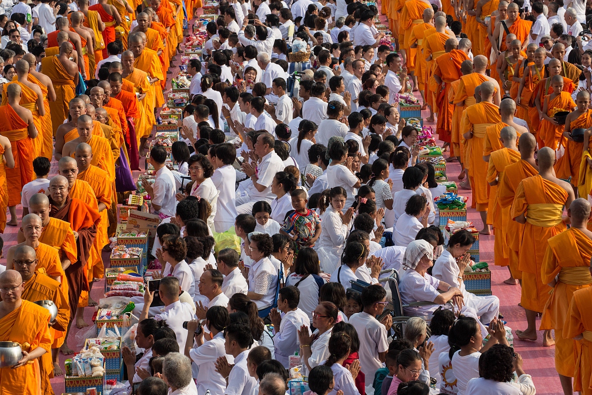 当地时间2016年4月22日,泰国巴吞他尼,约10万泰国僧侣聚集法身寺集体