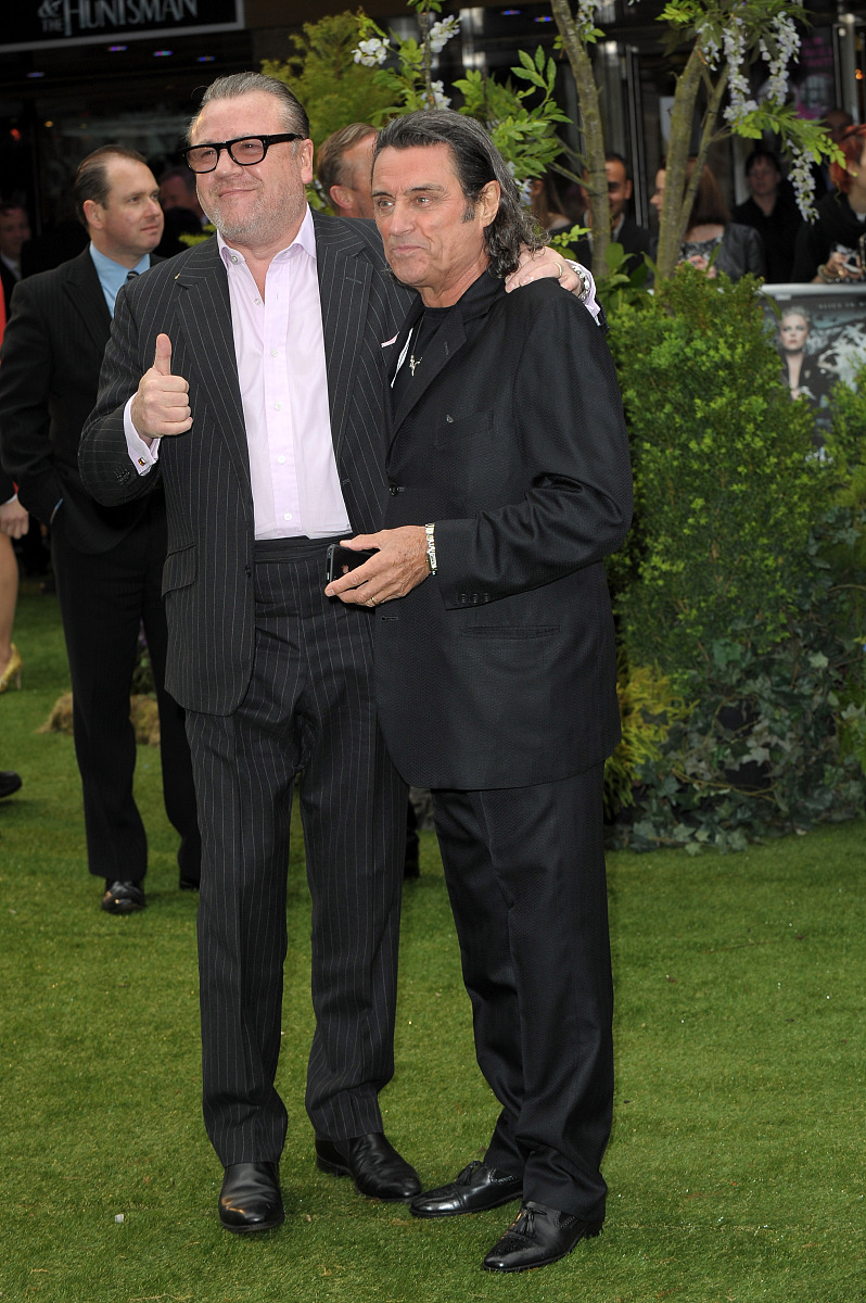 如果白雪公主被赶到森林去捡到了一只小老虎然后和小矮人们一起将它养大驯服给她当坐骑会怎么样帮我用200字详细描述