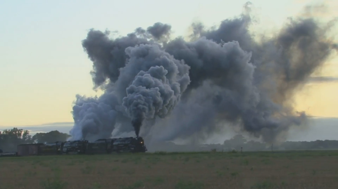经典连杆式蒸汽火车加速行驶,呜呜呜的鸣笛,速度好快