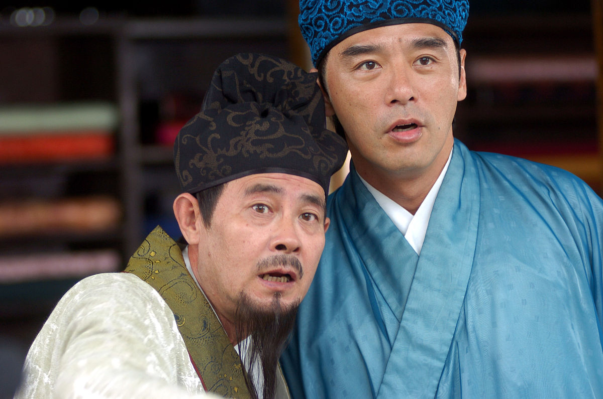 2005年9月22日,搞笑古装剧《飞上枝头的凤凰》近日在横店紧张拍摄.钟