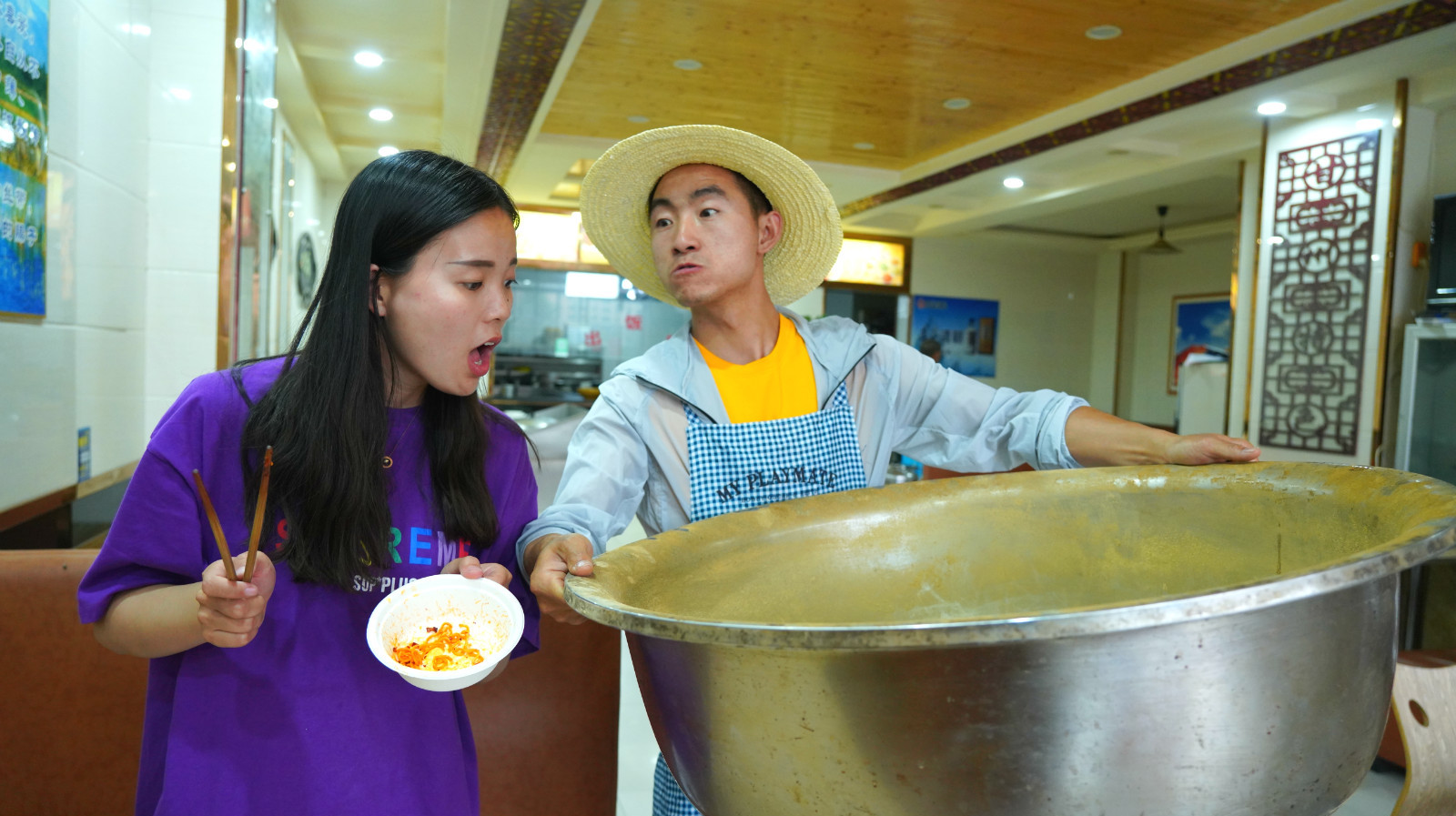 美女吃特辣火鸡面中了再来1碗,没想老板端上来超大碗,什么情况