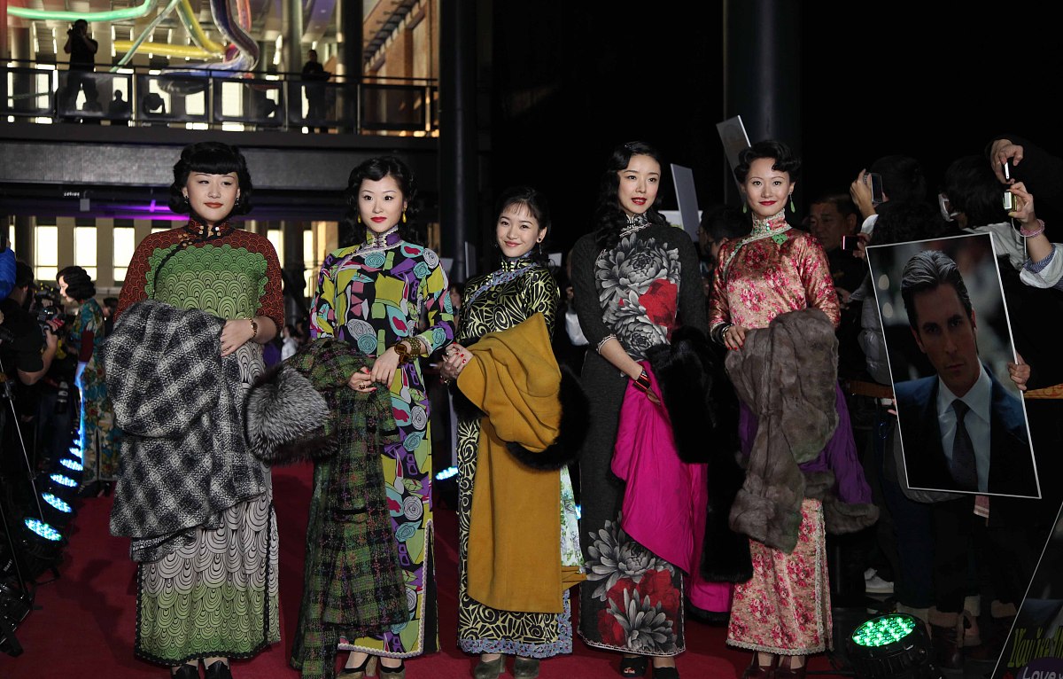 先看电影还是先看书这取决于个人的喜好和时间安排。如果你喜欢看电影那么可以先看电影然后再去看书以便更深入地了解故事情节和角色发展。如果你喜欢阅读那么可以先看书然后再看电影以便更好地理解电影的改编和表现。如果你有足够的时间最好先看书因为书通常比电影更详细和丰富。探讨如果你对一个故事或主题非常感兴趣那么最好先看书。因为书通常能够提供更多的细节和深度让你更好地理解和欣赏故事。而电影则往往需要在有限的时间内