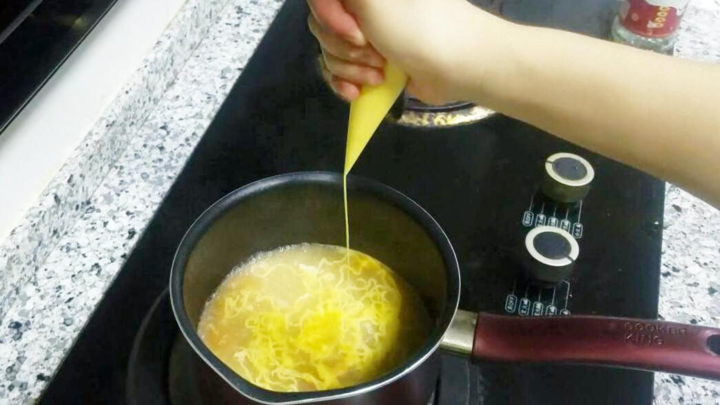 辅食婴儿面条,面粉一搅一挤5分钟出锅,比奶粉更营养好吃