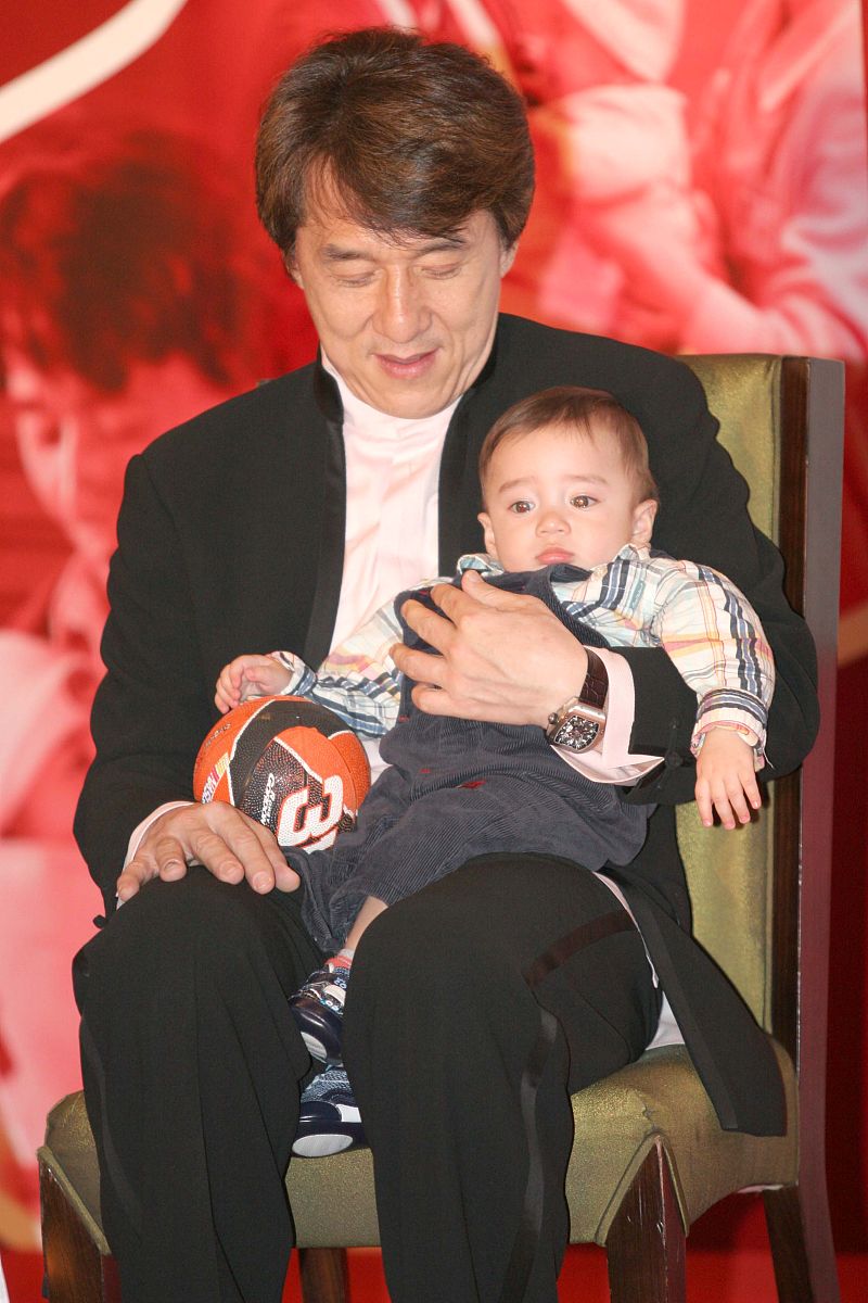 2006年4月11日,北京,电影《宝贝计划》举行关机仪式.成龙+++_+++宝贝