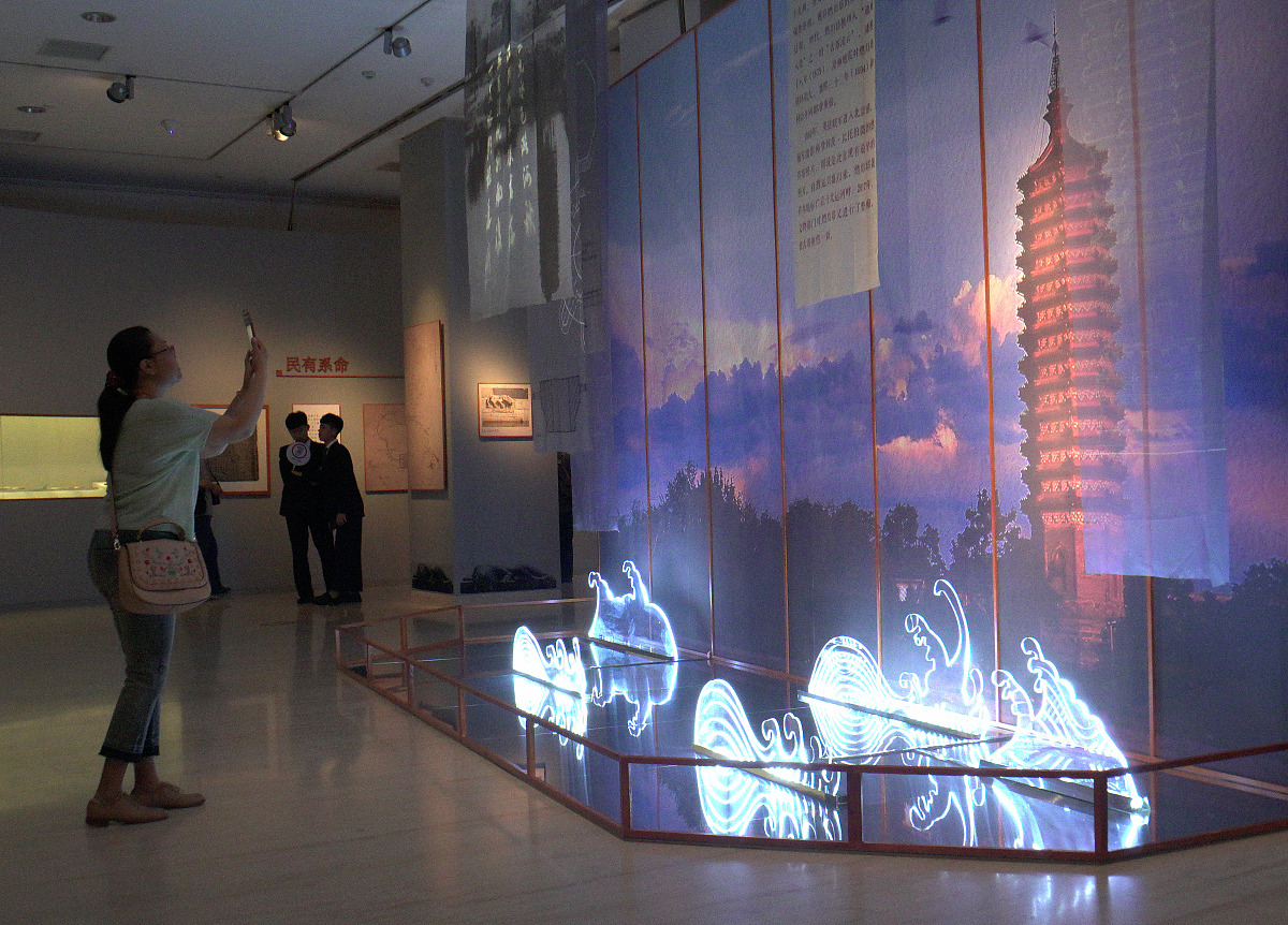 电视剧里面有会出现男女主去到室内有各种灯光投射在墙面上的地方叫什么？北京有这种地方吗？