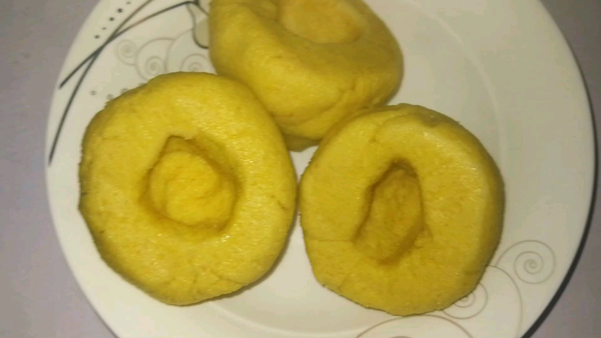 窝窝头的传统做法,不放白面,不发面,味道醇香,好吃停不下来