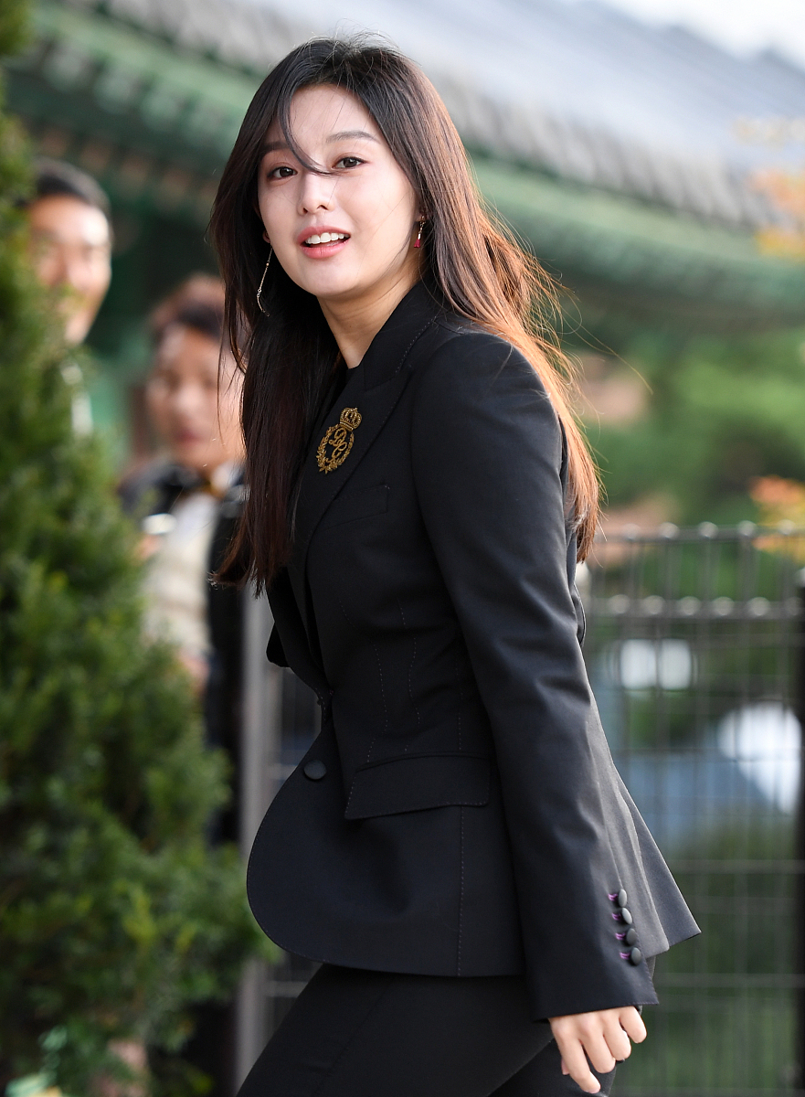 "双宋"婚礼:章子怡现身少女感十足 金喜善,朴宝剑,崔智友到贺