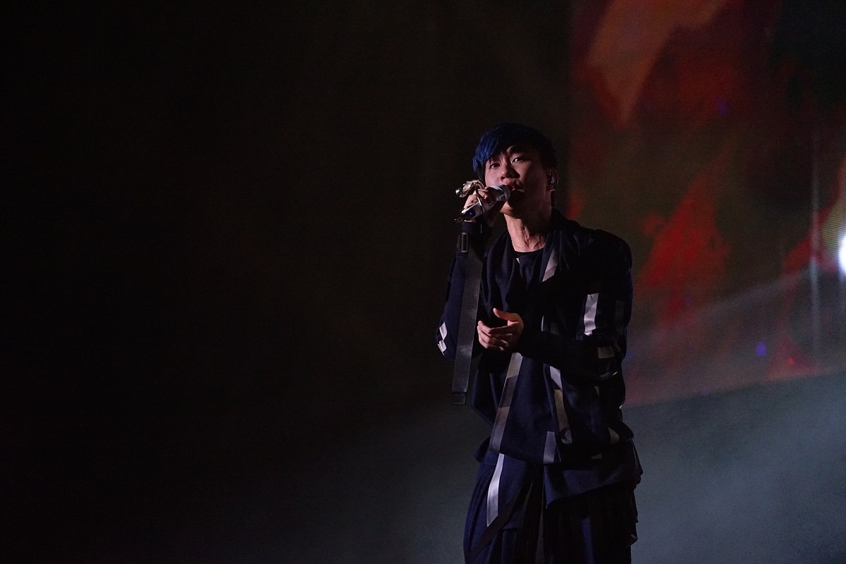 给我写一首中文情歌