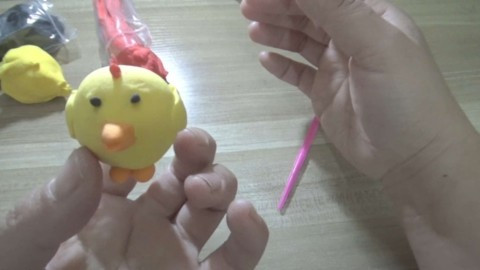 儿童视频,教小朋友们用橡皮泥做一只黄颜色小鸡,太可爱了
