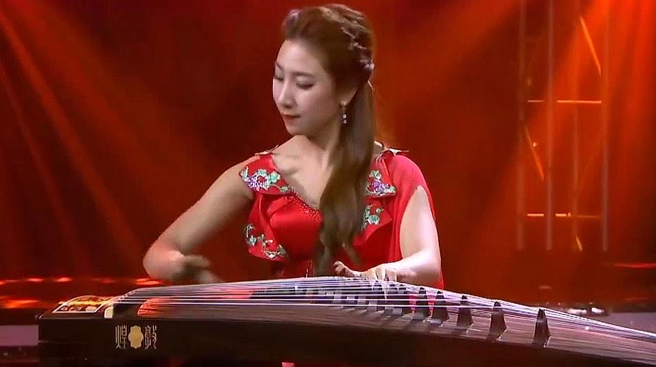 [图]美女古筝演奏中国十大名曲《战台风》,流利的手法,气势磅礴