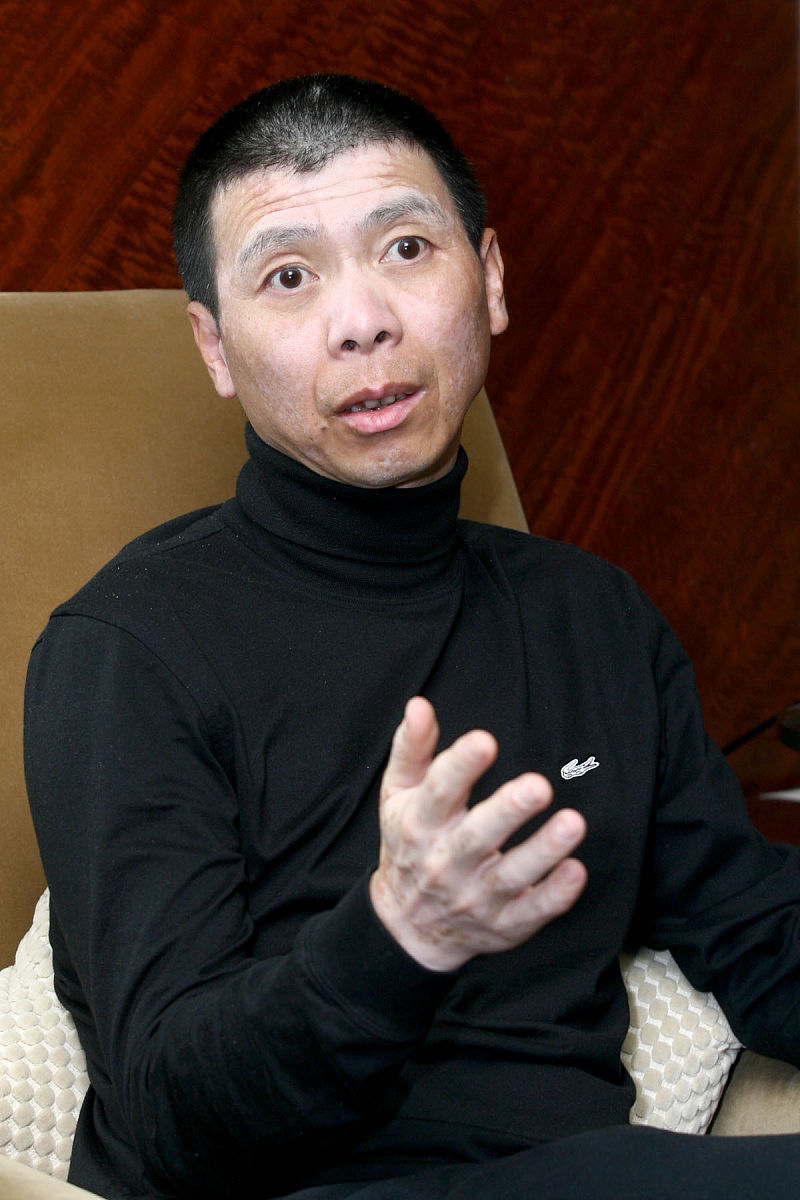 冯小刚谈公众人物：只能忍辱负重？ | 维护权益与公众形象的平衡