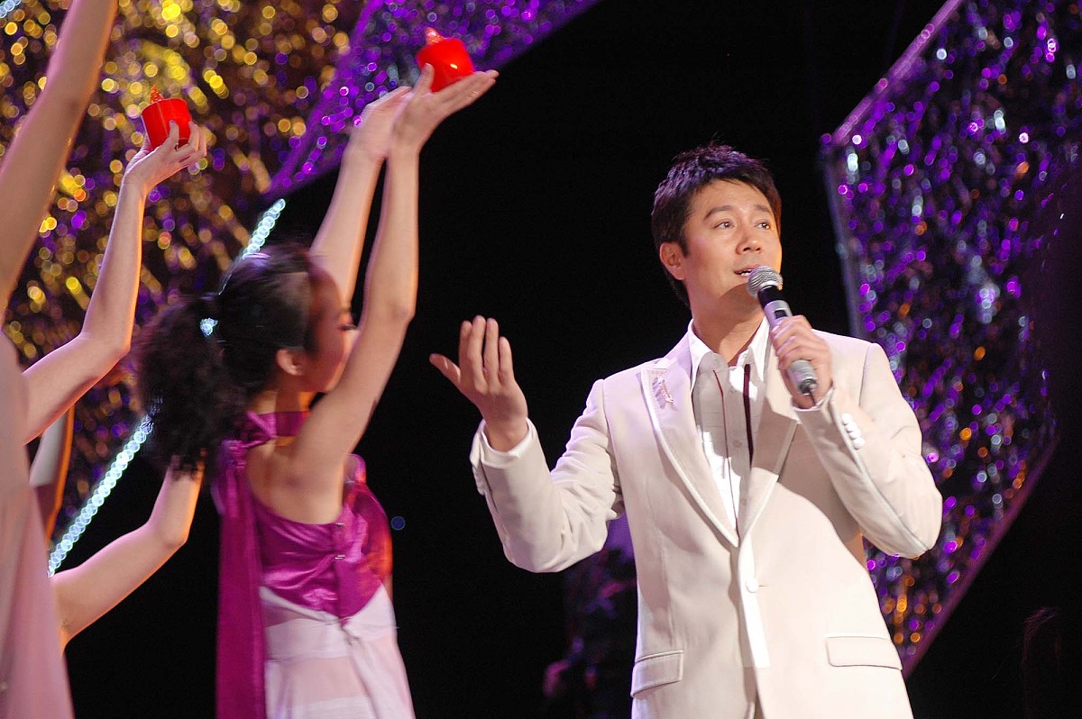 泳池里的约定：女装的她，能否重燃我们的梦想？