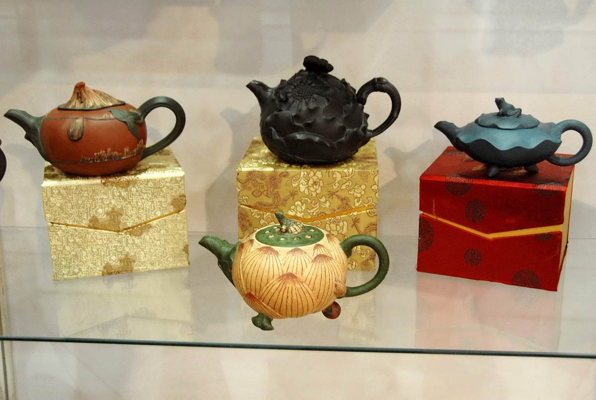***_***2009年7月2日,茶博会上展出的紫砂陶艺品,荷花壶,青蛙荷叶壶,