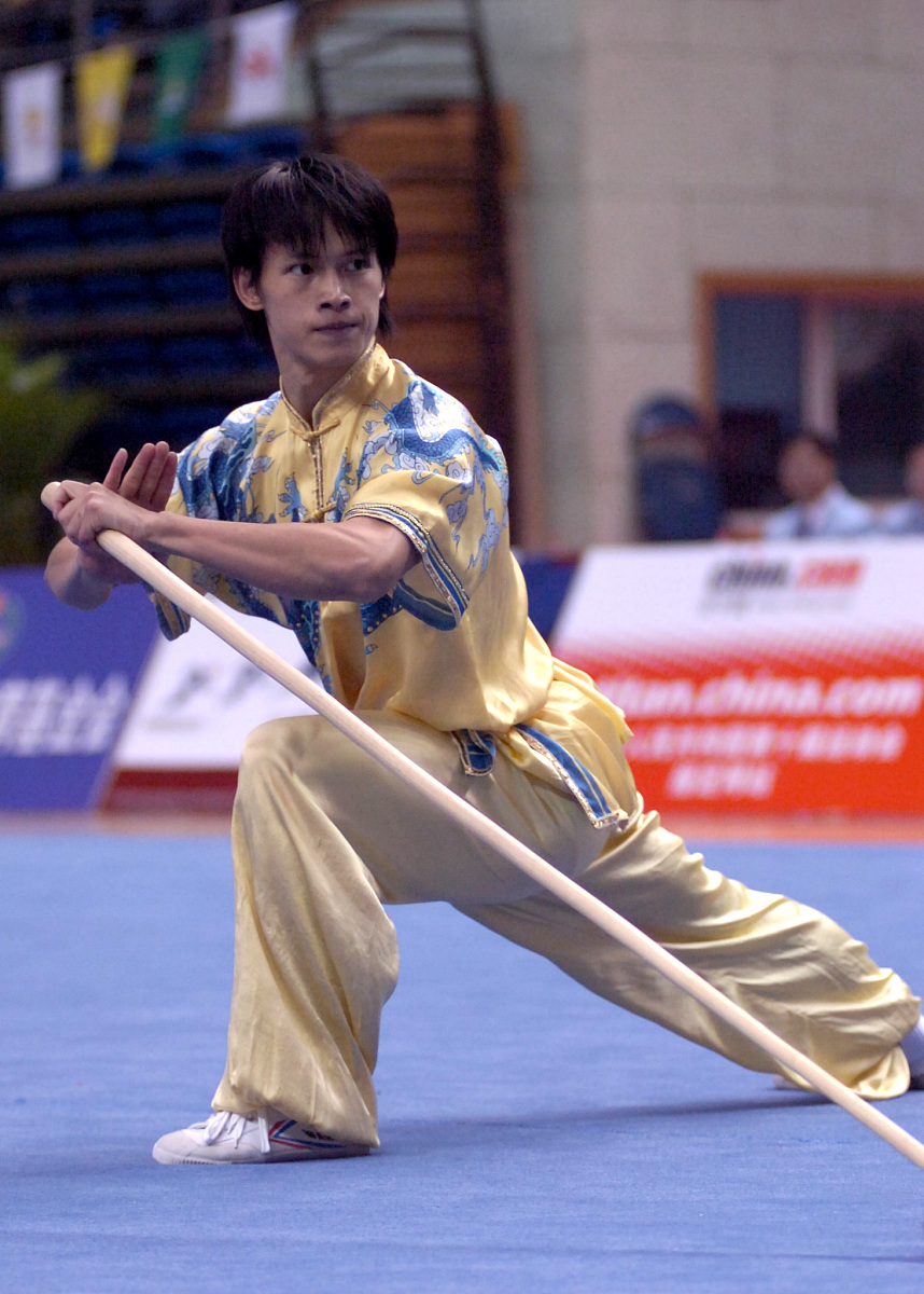 2005年10月14日,上海选手韦剑获十运会男子剑术,枪术比赛冠军. +++_++