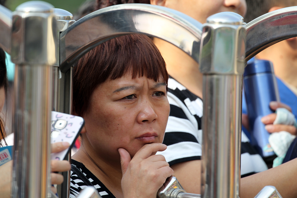 三四十岁的聋哑男子辛辛苦苦捡的啤酒瓶被别人抢走了 他嚎啕大哭你认为他真的只是在哭他的啤酒瓶被抢走了吗？