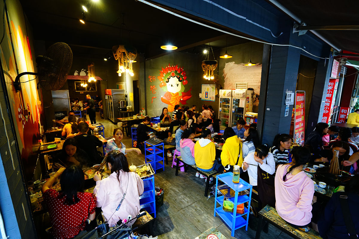 成都屋头餐饮有限公司咨询报告文案一、调查背景1发展总体现状2屋头串串现状：经营模式：受益状况： 二、发展模式1 发展战略成都屋头餐饮有限公司的发展战略主要是从以下几个方面入手- 扩大品牌影响力- 拓展市场份额- 加强食材采购和质量控制-企业文化-员工管理2组织管理2 发展定位品牌规划- 品牌形象设计：- 品牌宣传：- 品牌保护：3 营销模式竞争优势- 优质的食材和精湛的厨艺：- 创新菜品和口味：-
