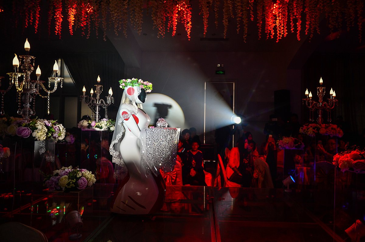 写200字 用摄影师角度去描述一场元素有hello kitty 光影效果 兄弟姐妹团氛围感 的婚礼