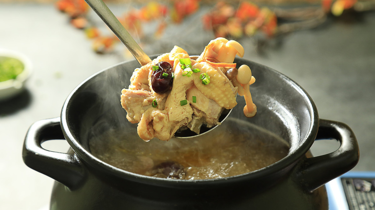 老母鸡汤就要这样做,营养滋补,驱寒暖胃,每次做一大锅不够喝