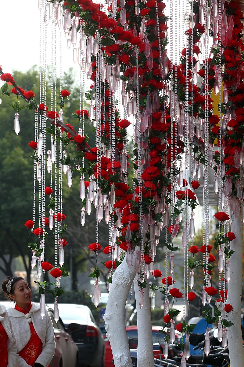 ***_***2011年12月1日,一棵挂满避孕套的树出现在南京街头,据了解,这
