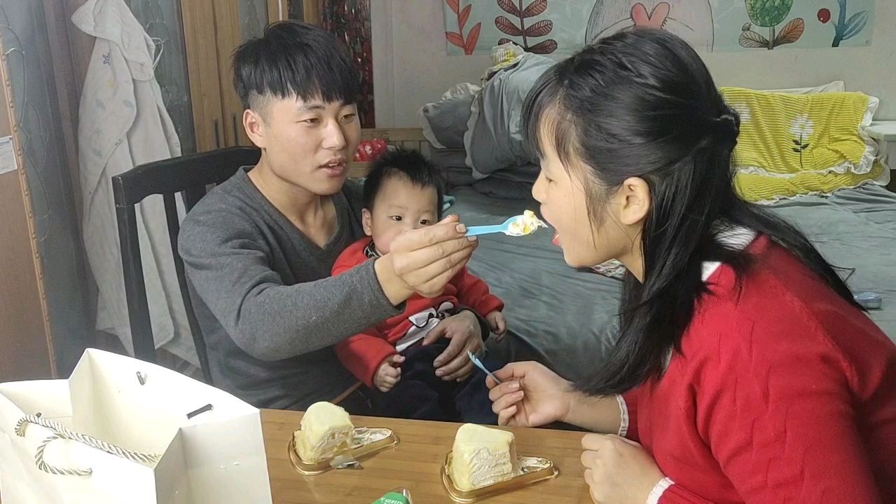 打工夫妻:老婆发了2000多工资,就给老公买了蛋糕,好老婆呀!