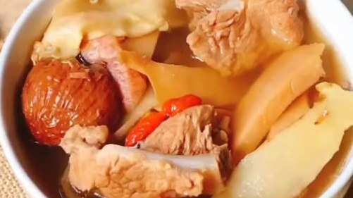 花胶螺片猪骨汤的做法。