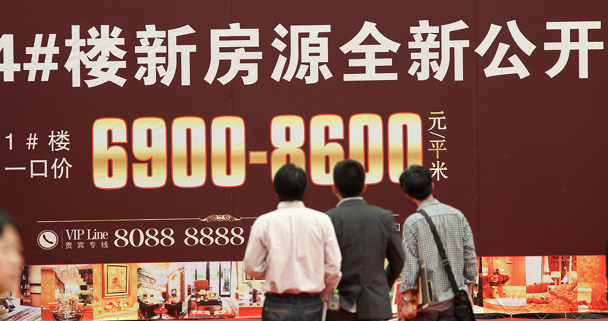 对功能清单上的内容描述开发技术性语句优化内容以及使用高大上的词语优化内容如下：政策文件目录清单。企业用户可以在首页通过政策文件目录清单模块即可查看最新政策及过往相关政策政策文件目录清单板块包括政策名称、政策发布时间、政策概述等信息通过对政策级别、政策主题、政策行业等的选择查询到更适合企业的政策或者通过发布时间和热度等进行排序查看。并可对感兴趣的政策进行收藏。