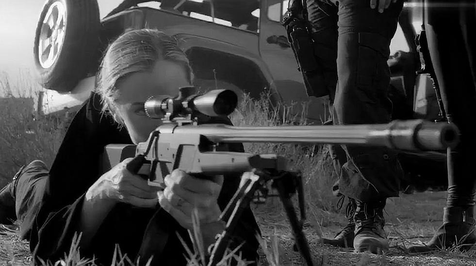 超燃枪战片,女杀手卸下伪装,精准射击枪枪毙命,瞬间凶狠无比