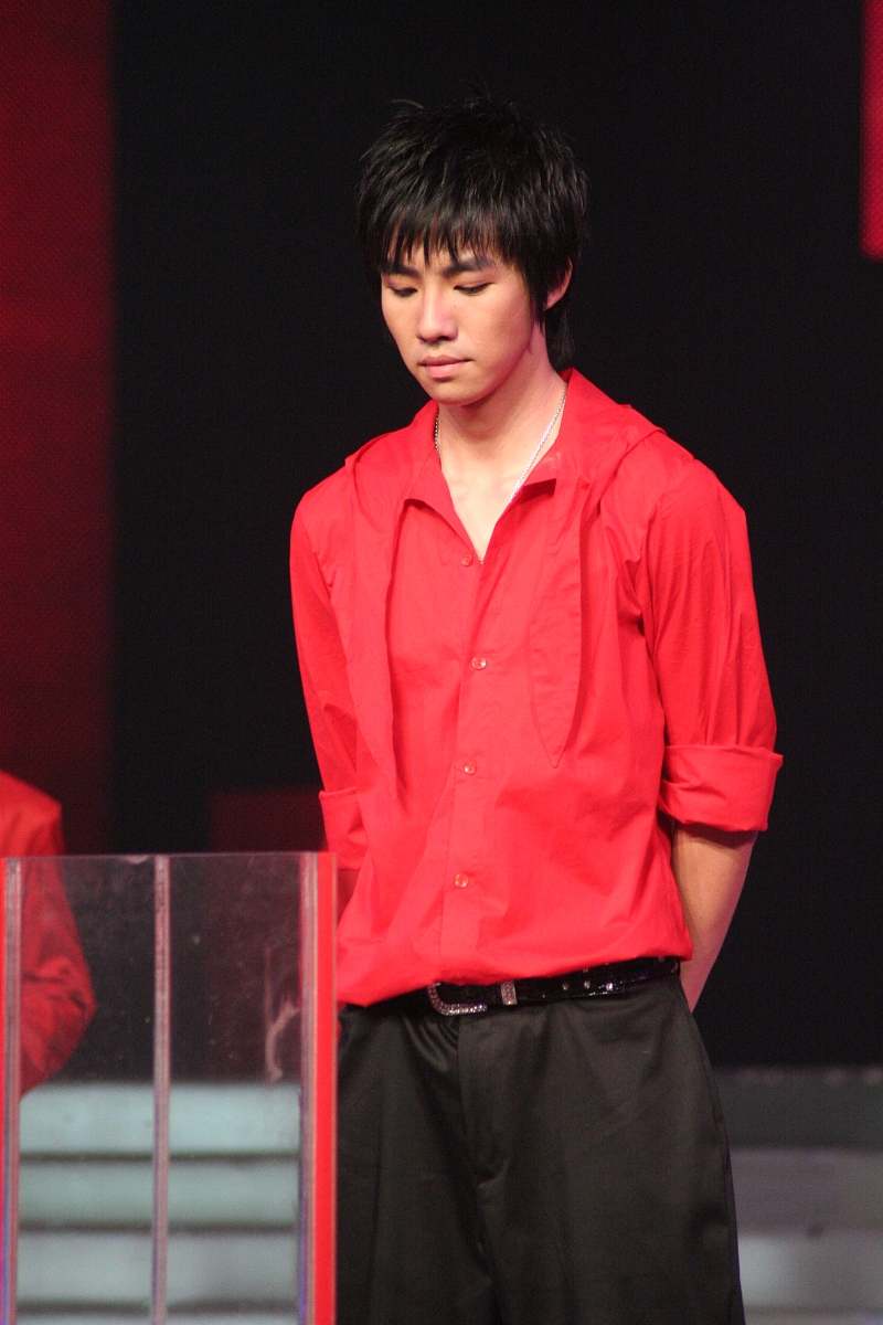 给我写个歌词关于生活不易的用中文