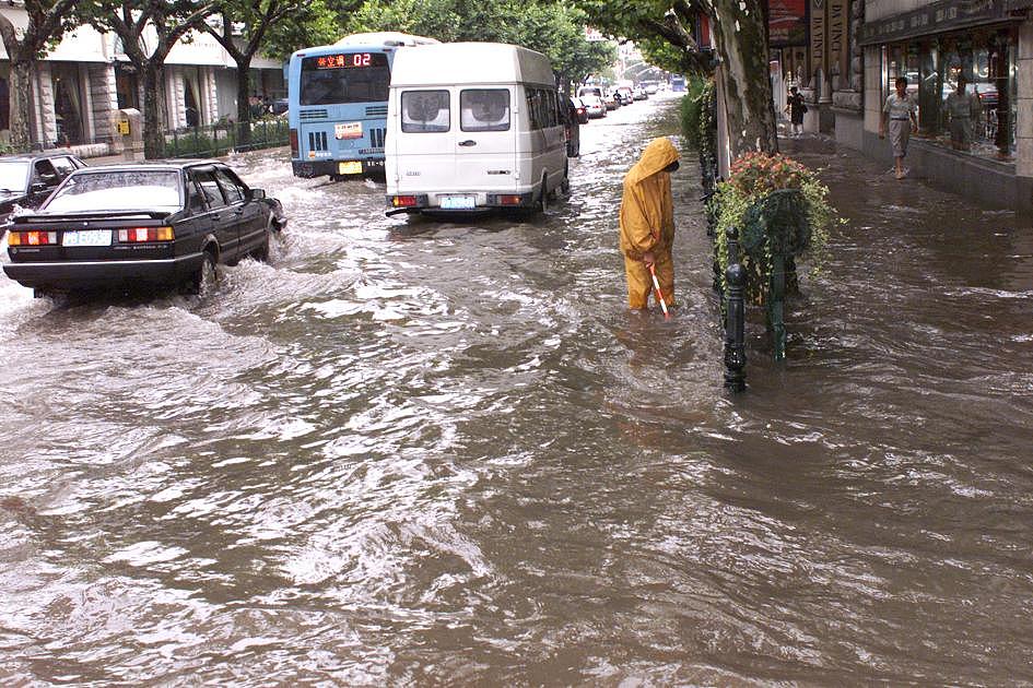 暴雨来袭！多地秒变“水城”，网友：是不是龙王在开会？