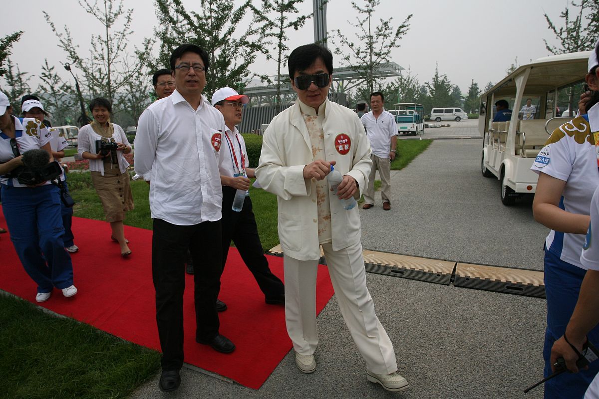 2008年7月25日,北京,奥运村"北京故事"活动.成龙  白岩松+++_+++北京