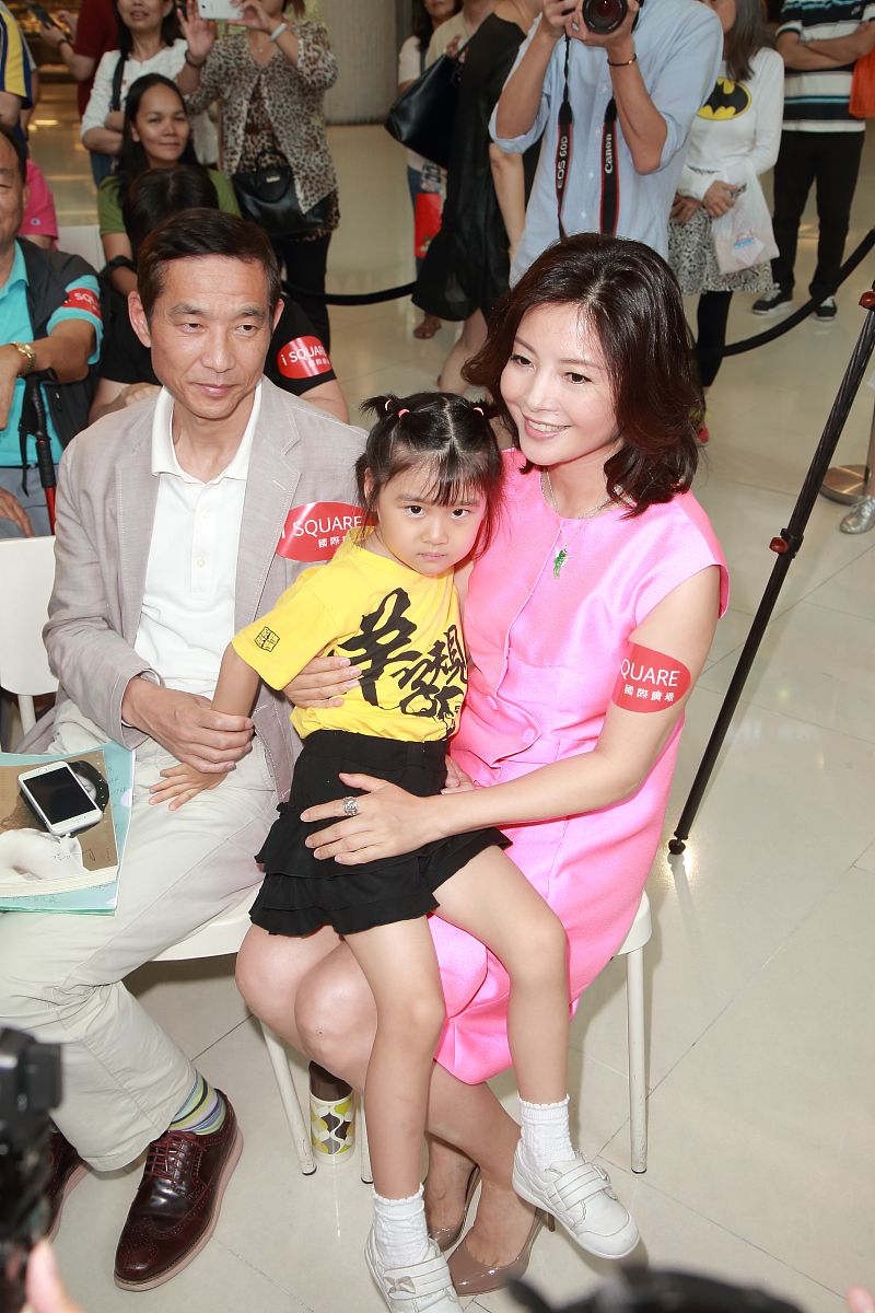 李咏女儿李静正式出道：5国语言学霸进军演艺圈，你看好她的未来吗？