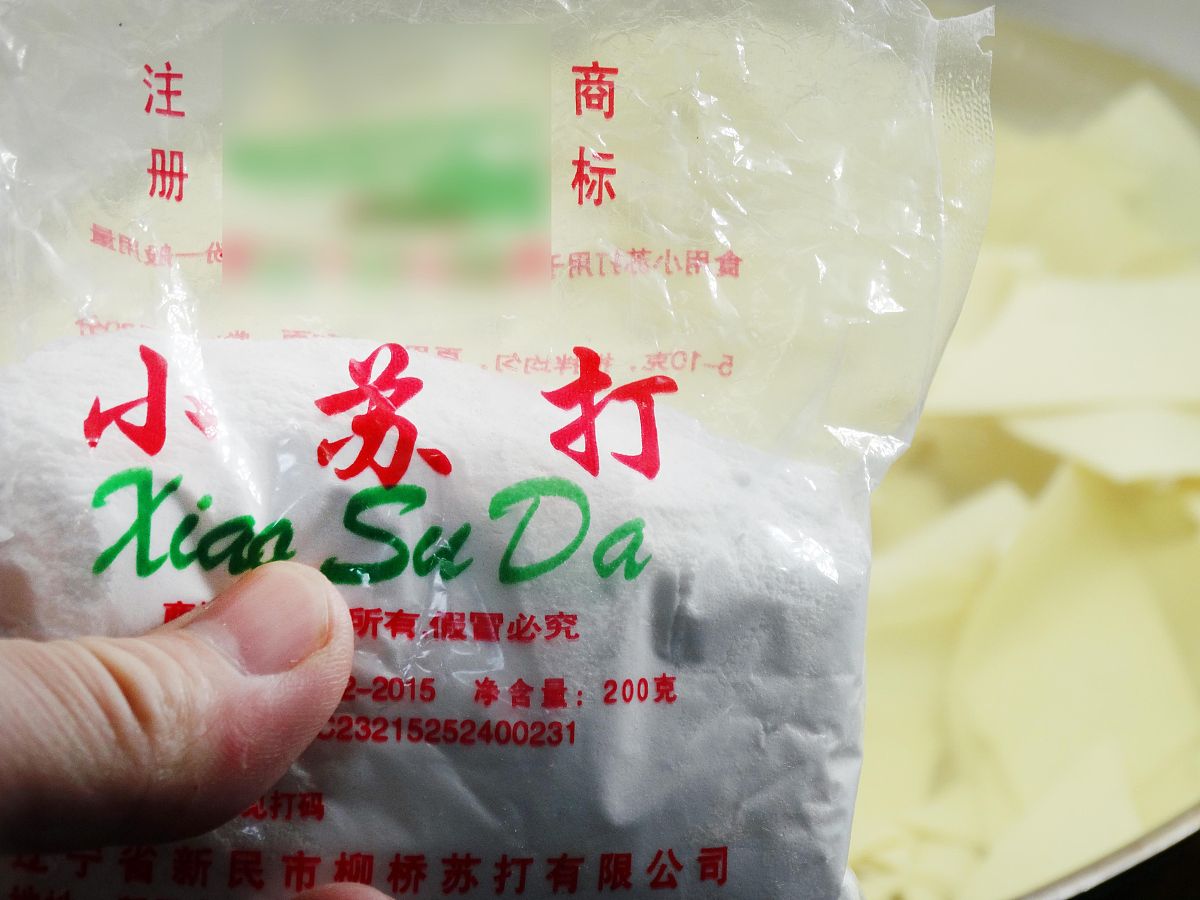 图为溜干豆腐的制作过程 2分钟之后放入小苏打3克,焯烫30秒捞出.小苏