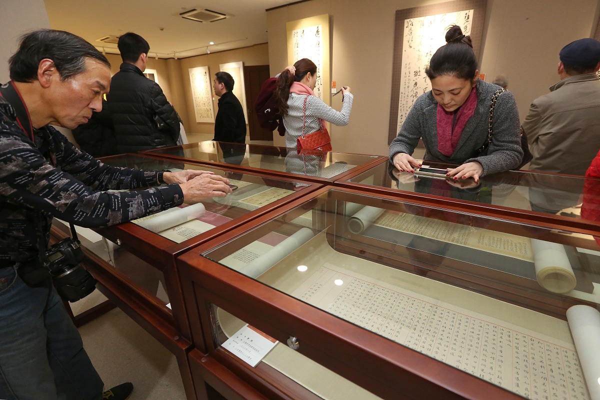 2016年12月7日,上海市第九届书法篆刻大展在上海市文联展厅开幕 .***_