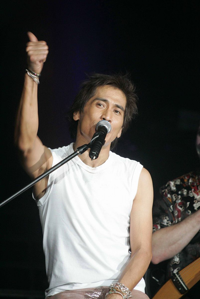 使用音乐博主的口吻写一篇对齐秦的歌曲《大约在冬季》的1000字文章并起个生动标题