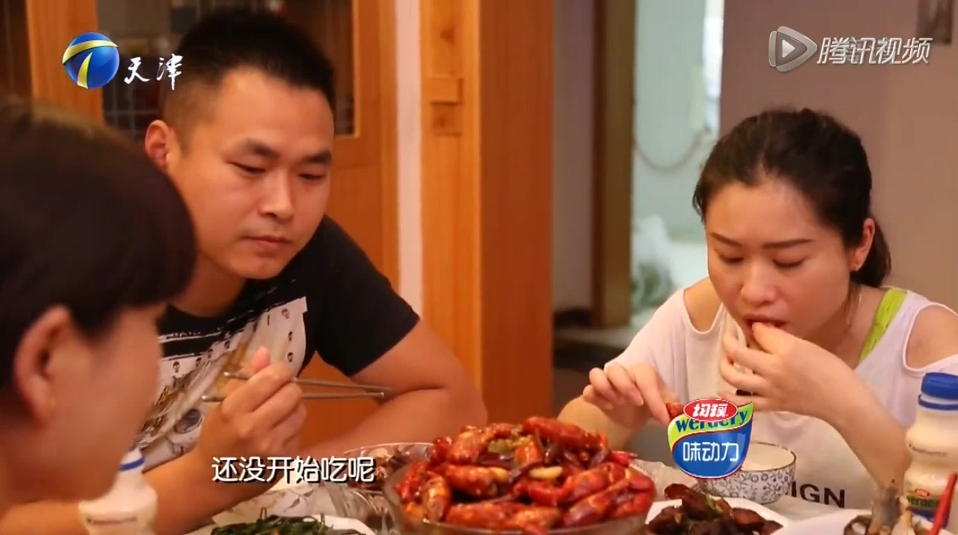 任性孕妇爱吃辣,狂吃小龙虾遭全家劝阻,真的不为宝宝考虑一下吗