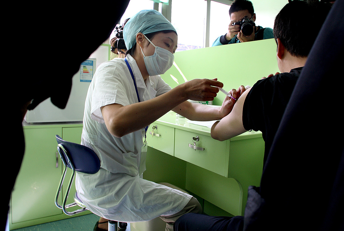 一万个字组合成八个字能组多少组这个问题的答案取决于是否允许重复使用相同的字。如果不允许则可以使用排列组合的方法计算：一共有10000个字选出8个字来组合。第一个字有10000种选择第二个字只有9999种选择因为已经选了一个字以此类推直到第八个字只有9993种选择。因此总共的组合数为：10000 x 9999 x 9998 x 9997 x 9996 x 9995 x 9994 x 9993 = 9