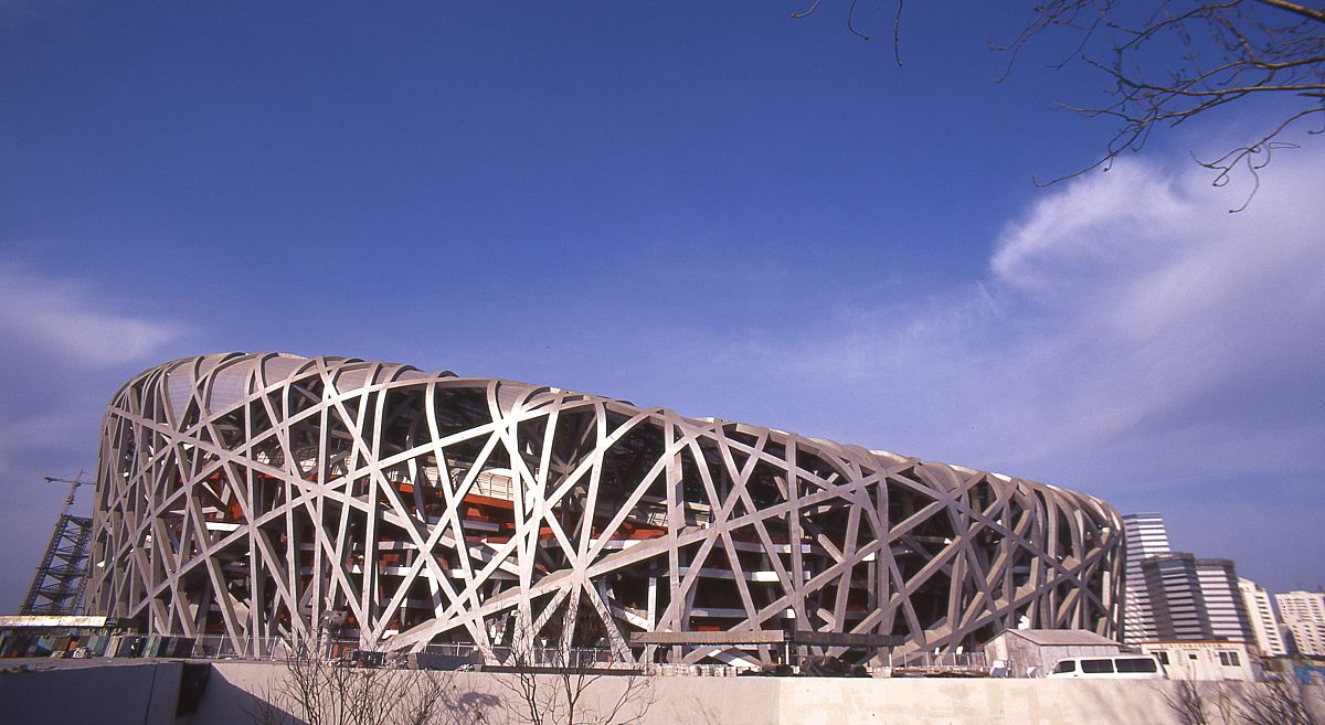 请为北京鸟巢写一段解说词要有文学性、抒情性