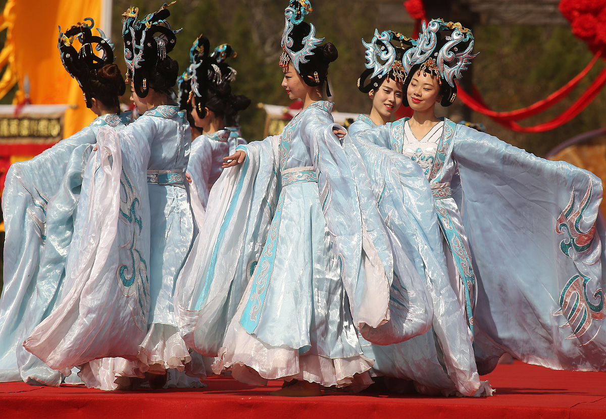 Design 5 multiple choice exercises on Qingming festival