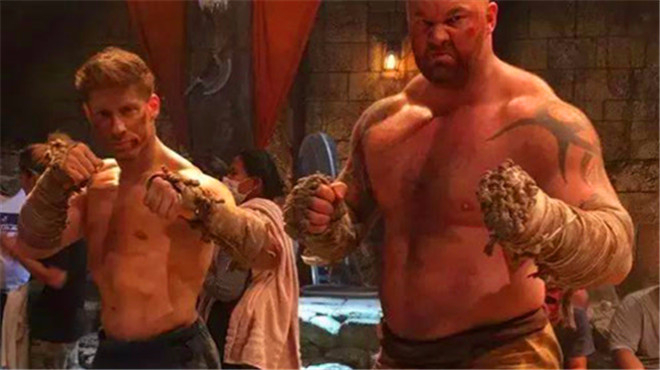 肌肉男彻底和泡面杠上了,用泡面泡澡,真是太辣眼睛了!