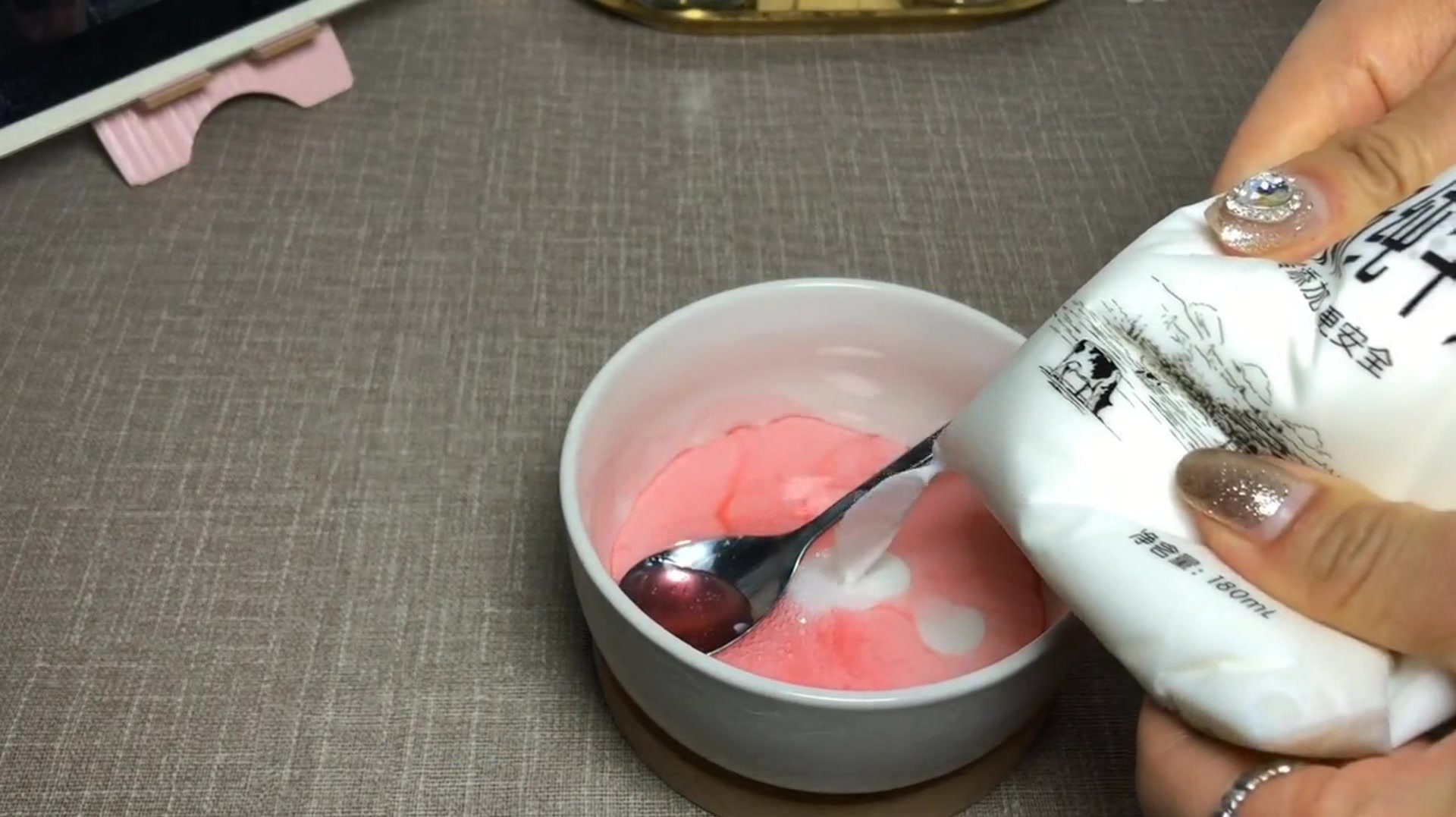 在宿舍也可以做的草莓布丁,学生党必须看,不用花钱也可以吃布丁